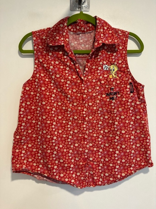 Disney Tops - VTG 90 Looney Tunes tweety bird “It Wasn’t Me” red floral sleeveless button top